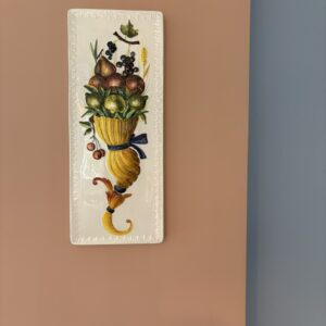 Majolica wandtegel met cornucopia